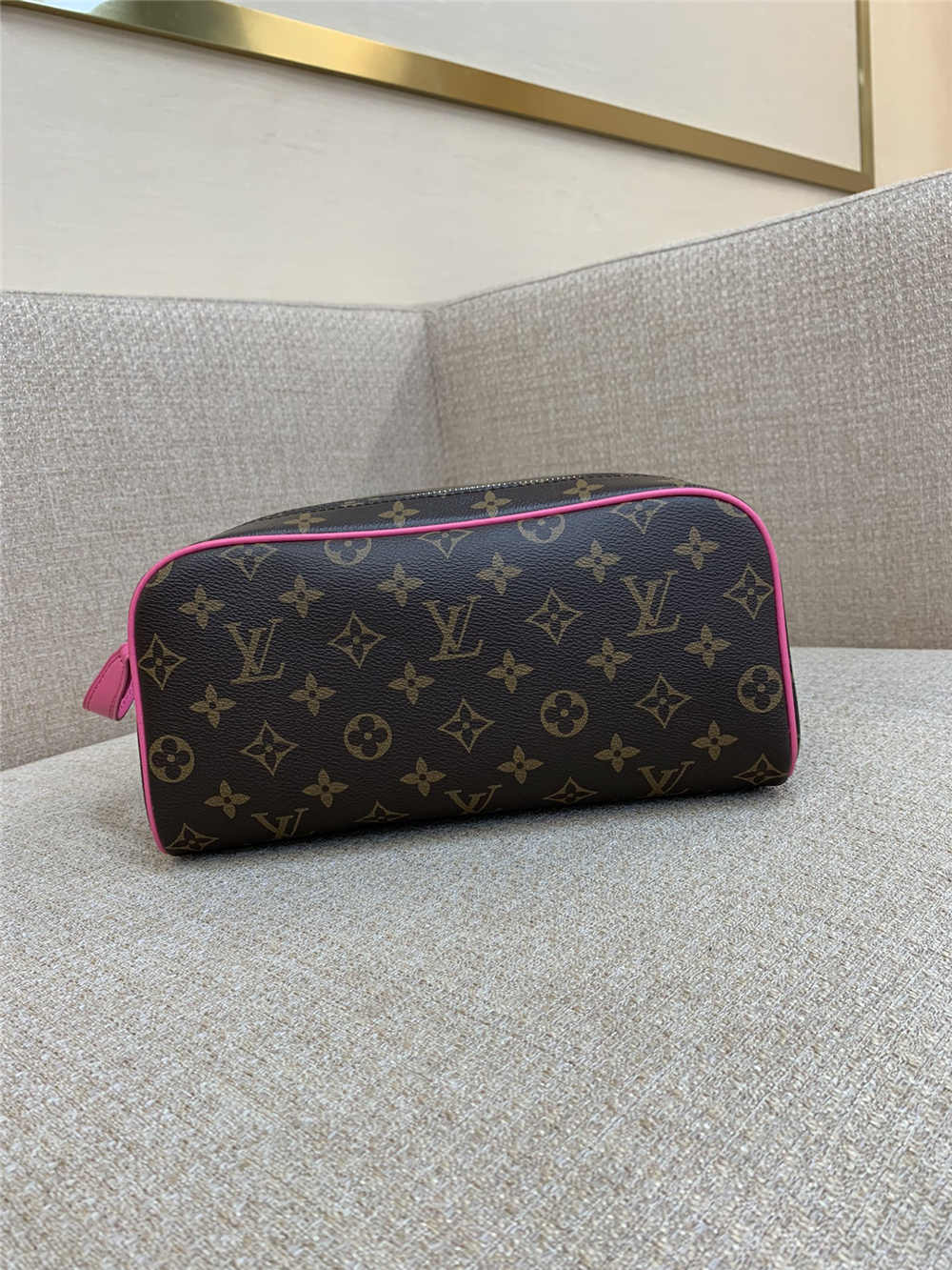 Louis Vuitton DOPP KIT M12641  size：28x15x16.5cm 2025 new 